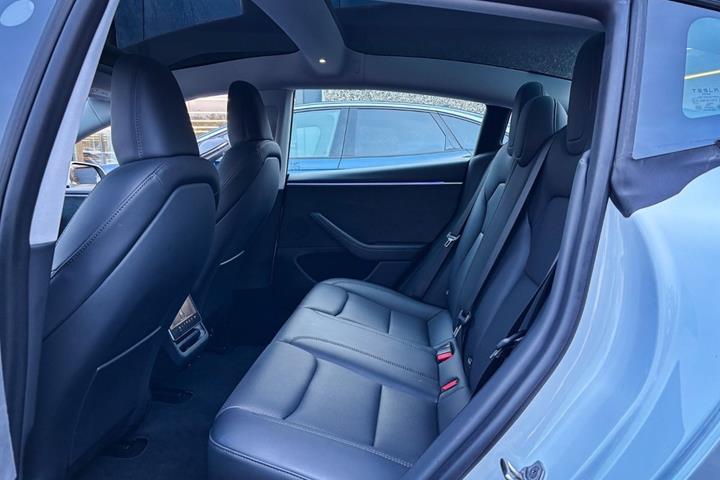 Hvid Tesla Model 3 fra 2024
