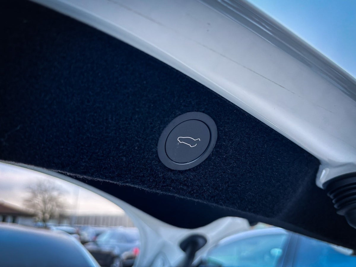 Hvid Tesla Model 3 fra 2024