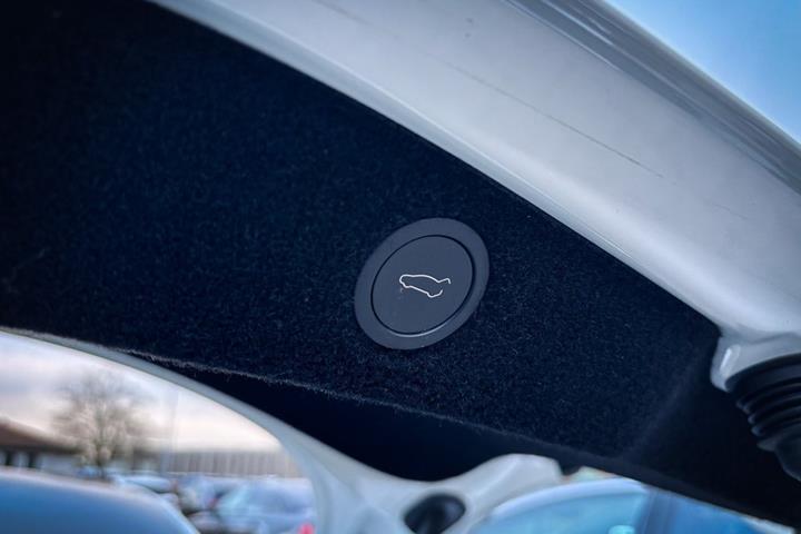 Hvid Tesla Model 3 fra 2024
