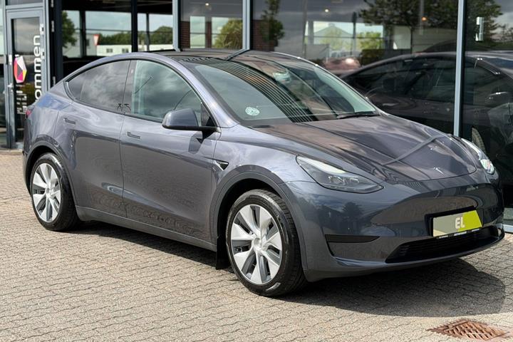 Grå Tesla Model Y fra 2023