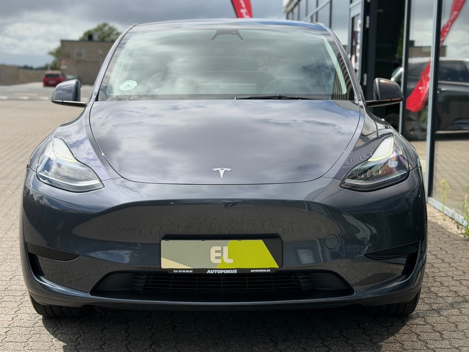 Grå Tesla Model Y fra 2023