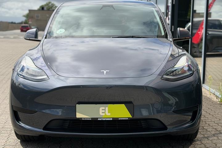 Grå Tesla Model Y fra 2023