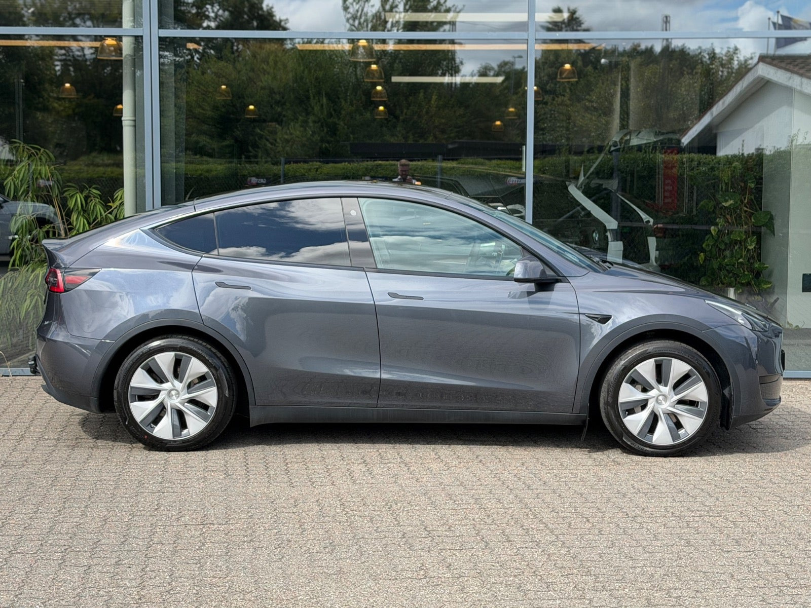 Grå Tesla Model Y fra 2023
