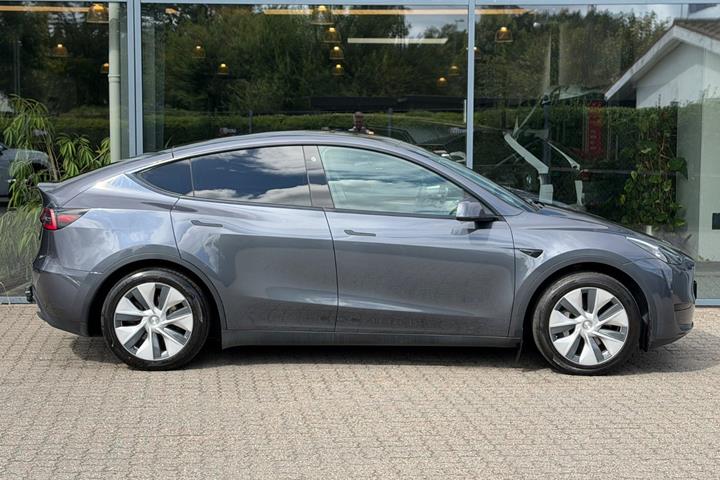 Grå Tesla Model Y fra 2023