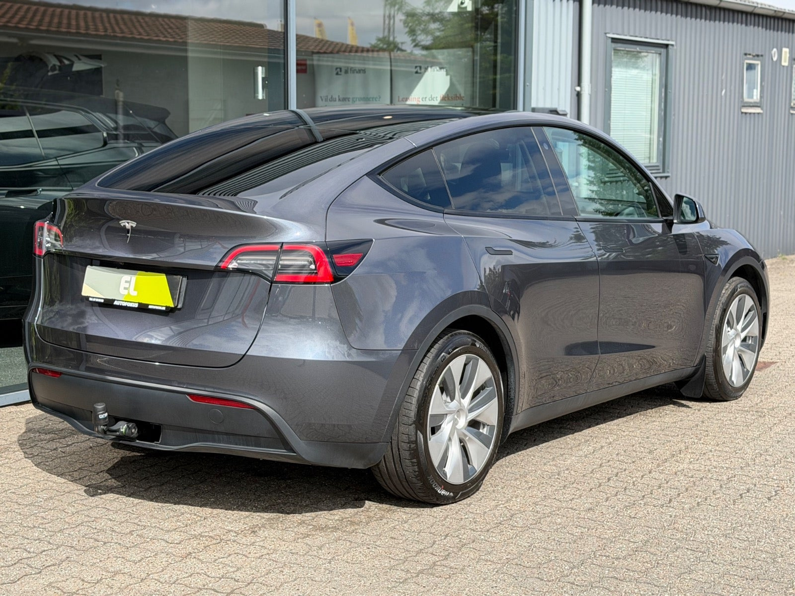 Grå Tesla Model Y fra 2023