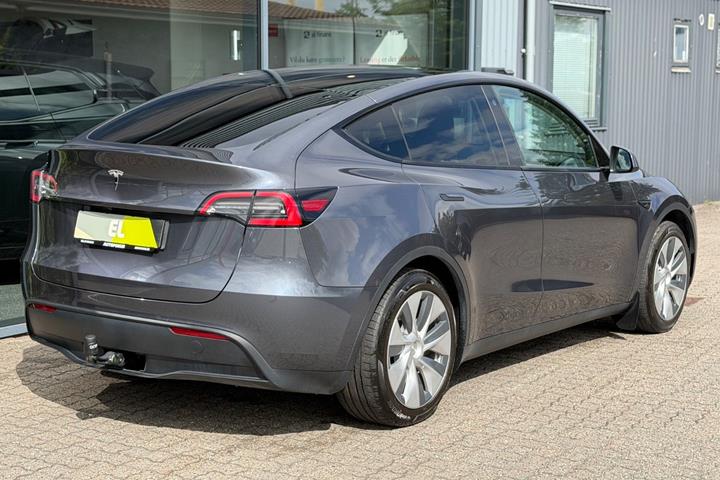 Grå Tesla Model Y fra 2023