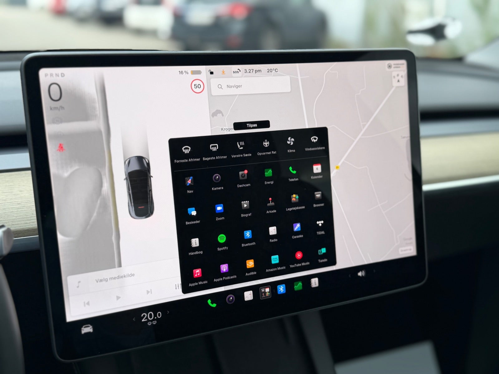 Grå Tesla Model Y fra 2023