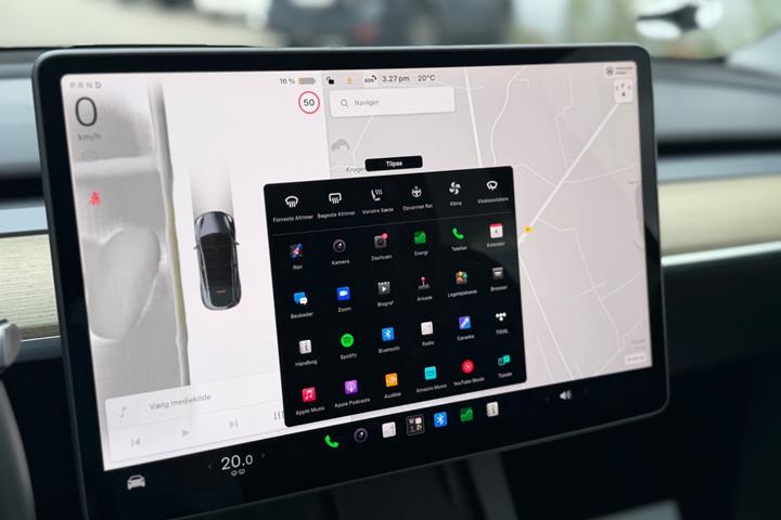 Grå Tesla Model Y fra 2023