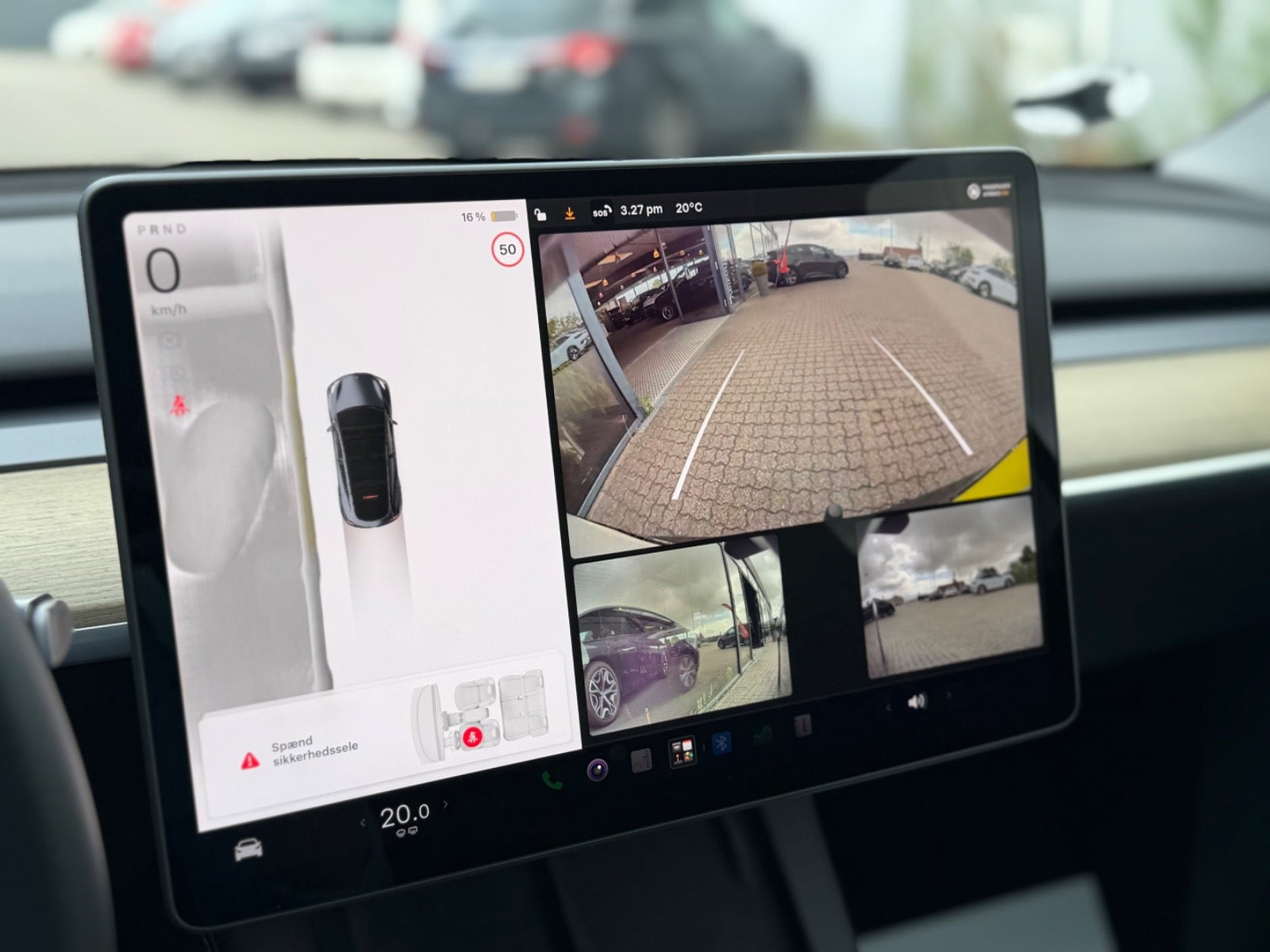 Grå Tesla Model Y fra 2023