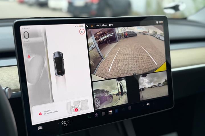 Grå Tesla Model Y fra 2023