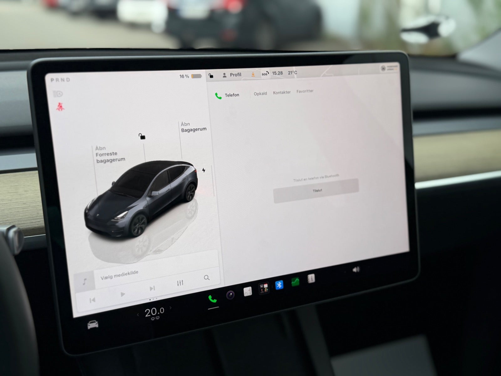 Grå Tesla Model Y fra 2023