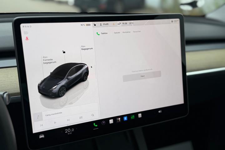 Grå Tesla Model Y fra 2023