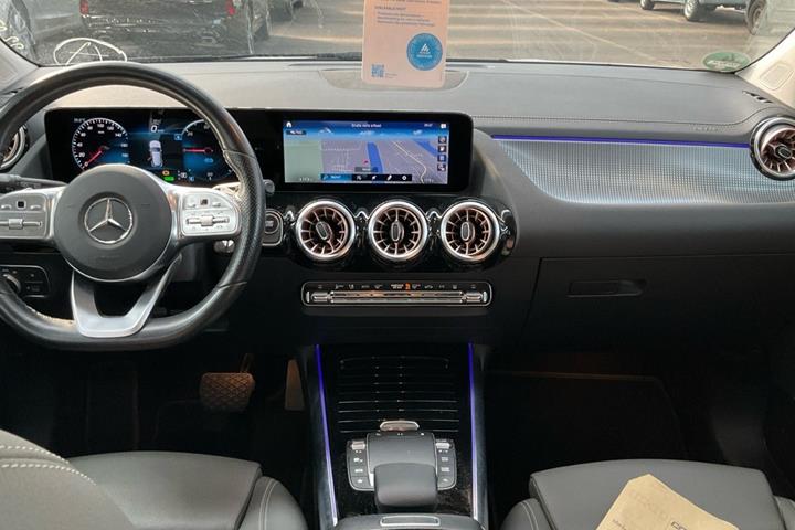 Hvid Mercedes EQA250 fra 2021