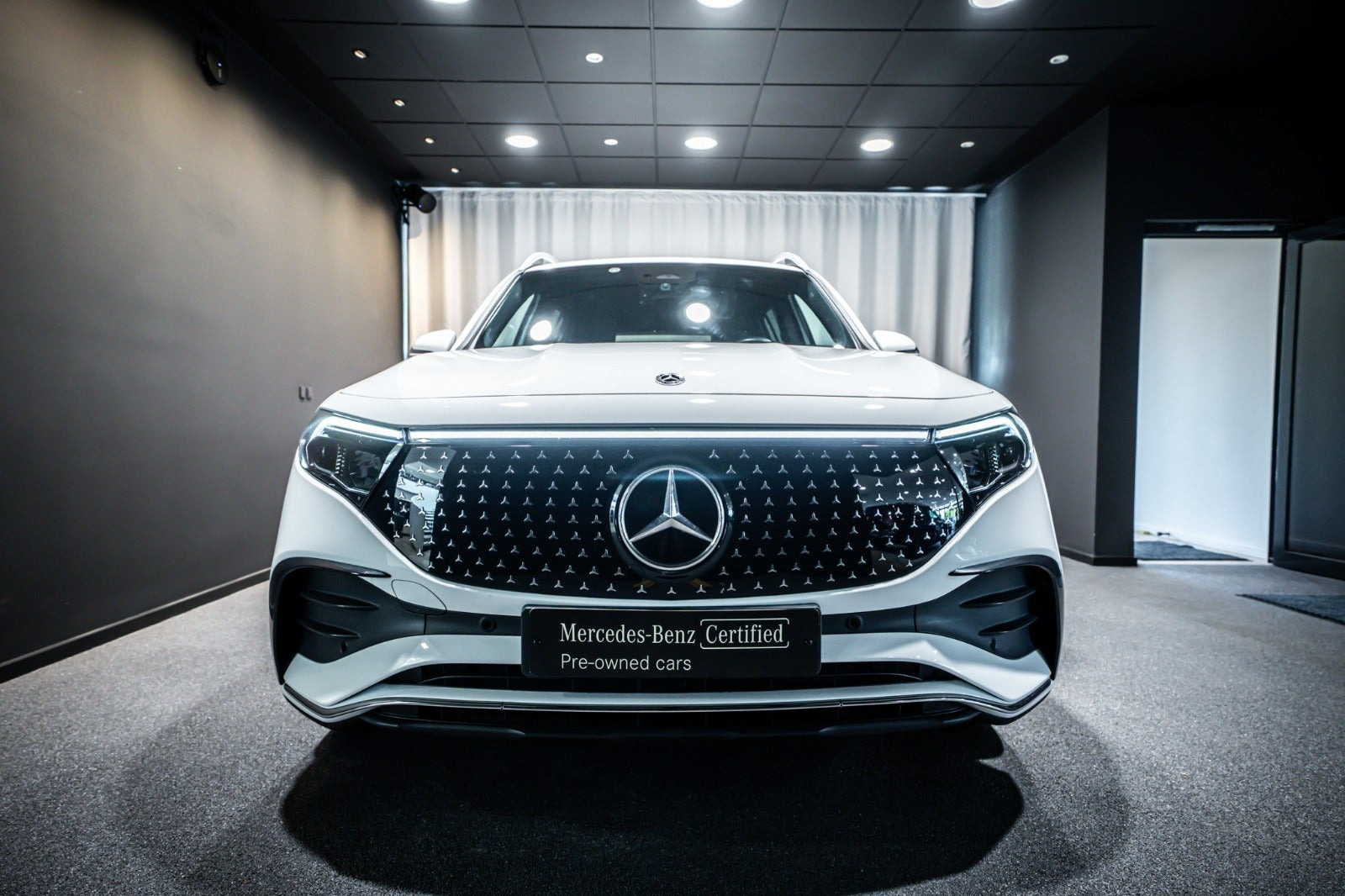 Hvid Mercedes EQB350 fra 2025