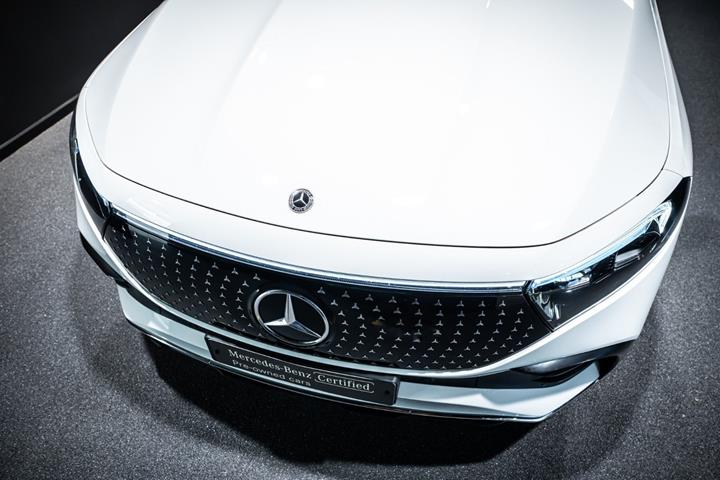 Hvid Mercedes EQB350 fra 2025