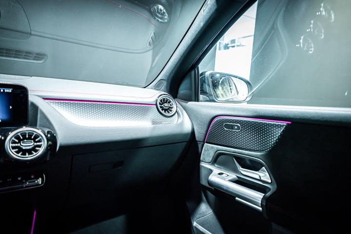 Sort Mercedes EQA350 fra 2024