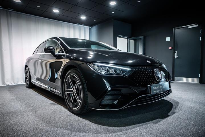 Sort Mercedes EQE350 fra 2024 set udefra