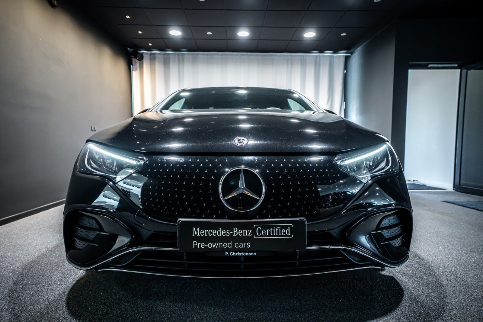 Sort Mercedes EQE350 fra 2024