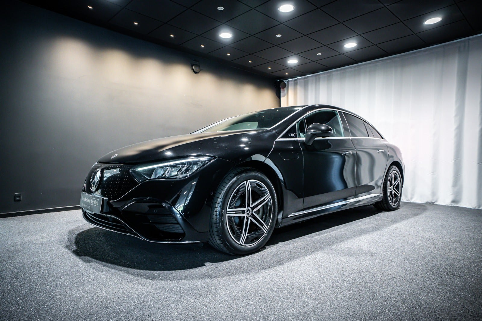 Sort Mercedes EQE350 fra 2024