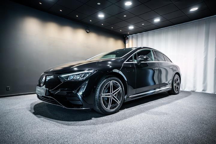 Sort Mercedes EQE350 fra 2024
