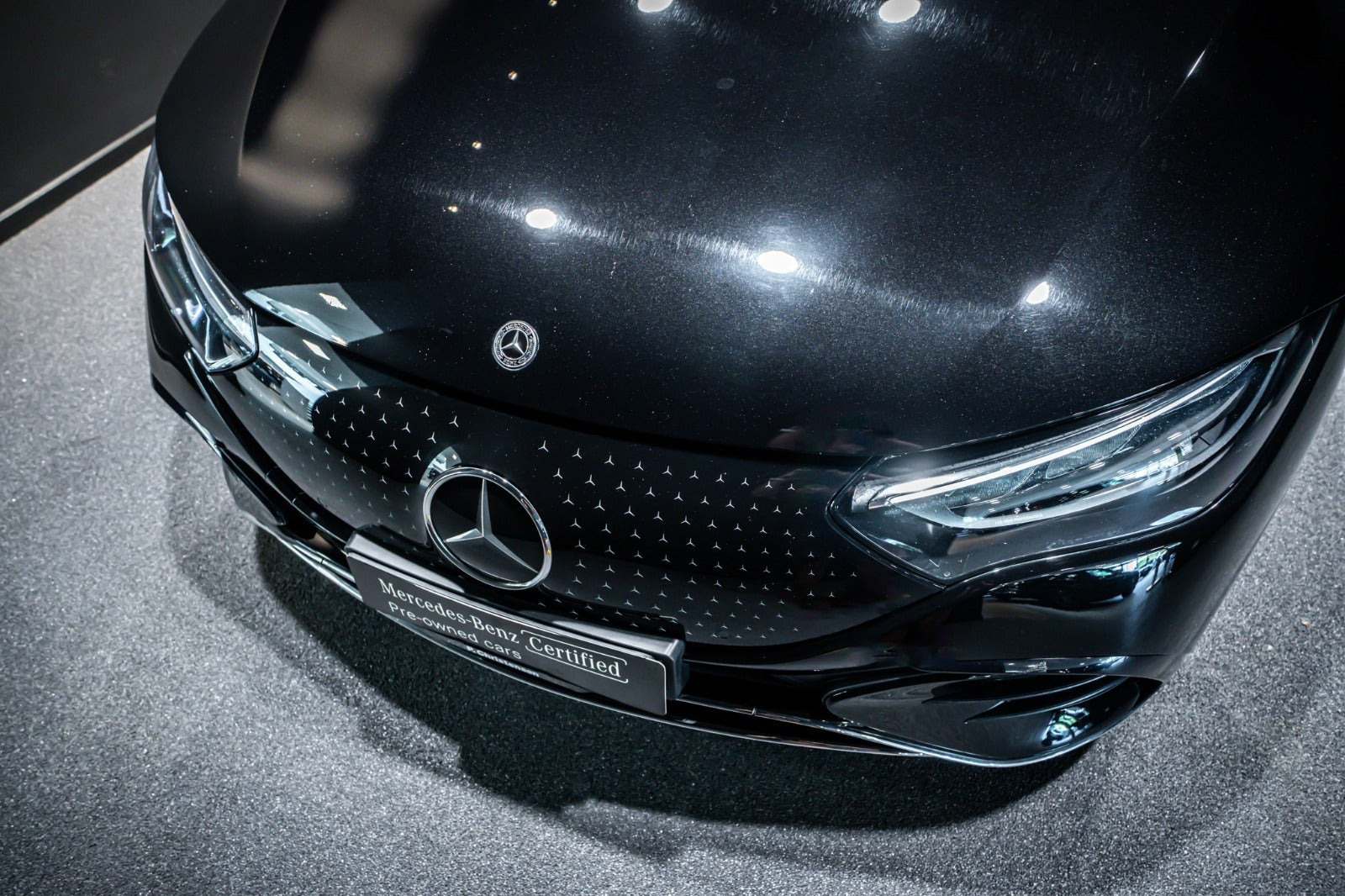 Sort Mercedes EQE350 fra 2024
