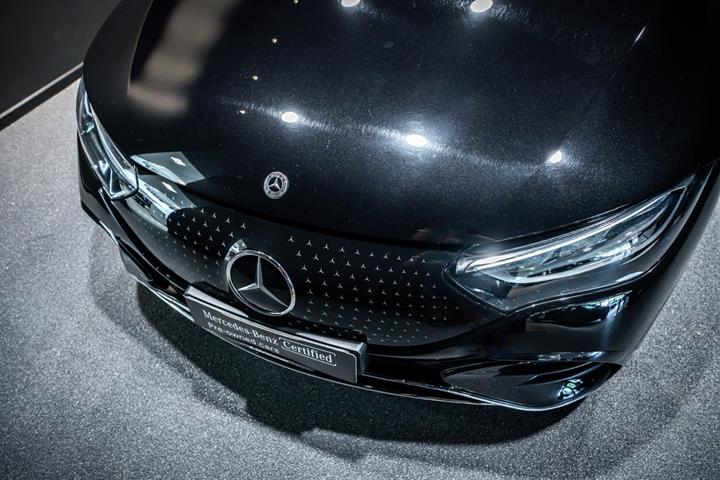 Sort Mercedes EQE350 fra 2024