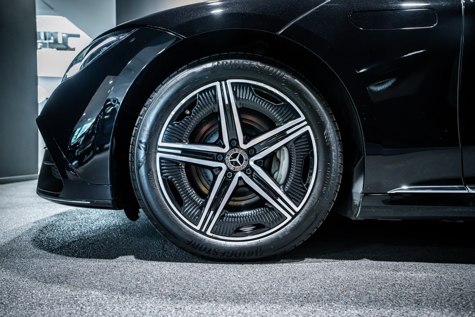 Sort Mercedes EQE350 fra 2024