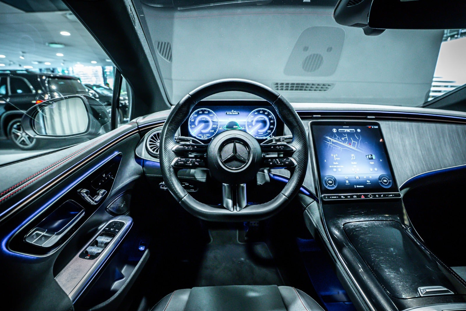 Sort Mercedes EQE350 fra 2024