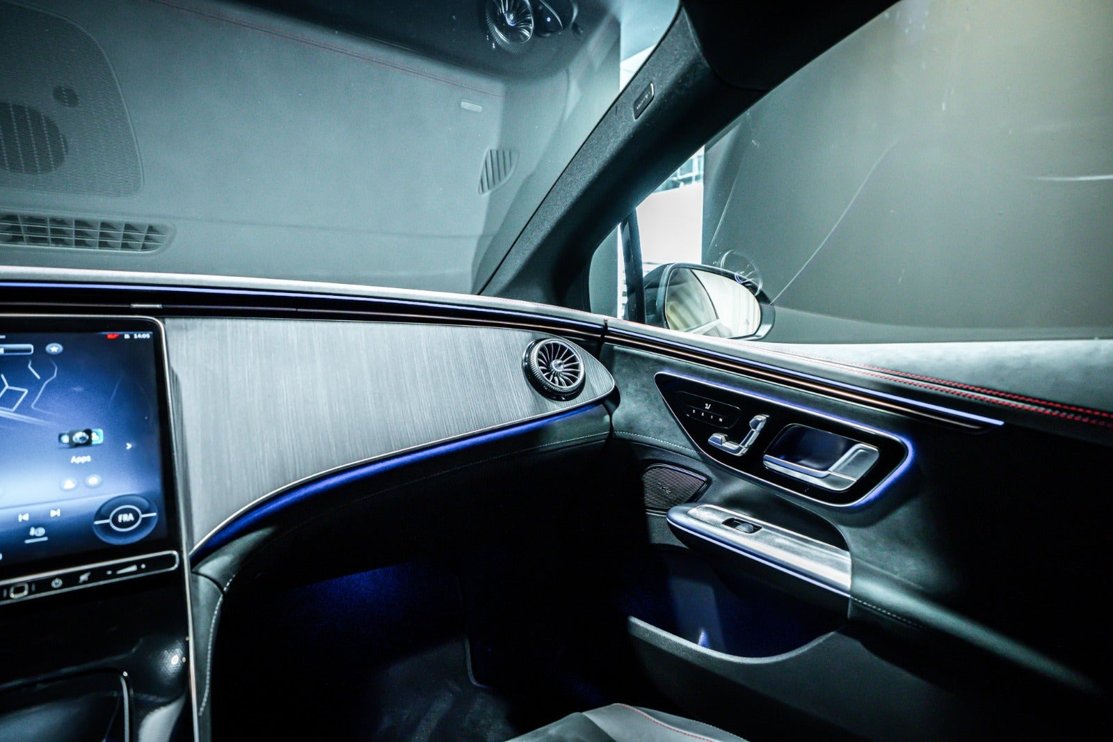 Sort Mercedes EQE350 fra 2024