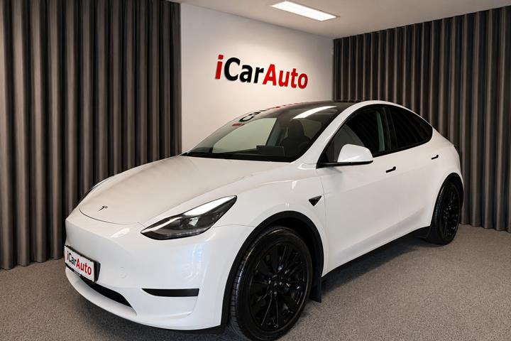 Hvid Tesla Model Y fra 2024 set udefra
