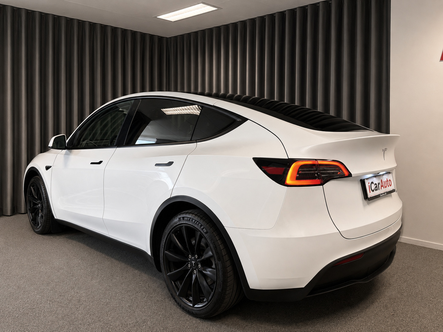 Hvid Tesla Model Y fra 2024