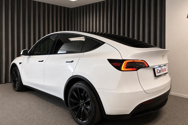 Hvid Tesla Model Y fra 2024