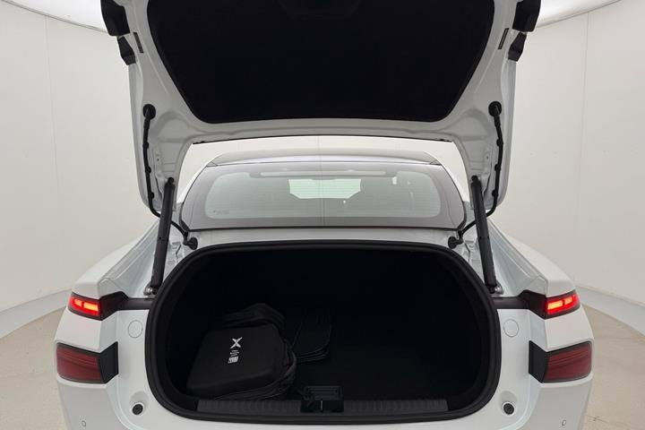 Hvid Xpeng P7 fra 2023