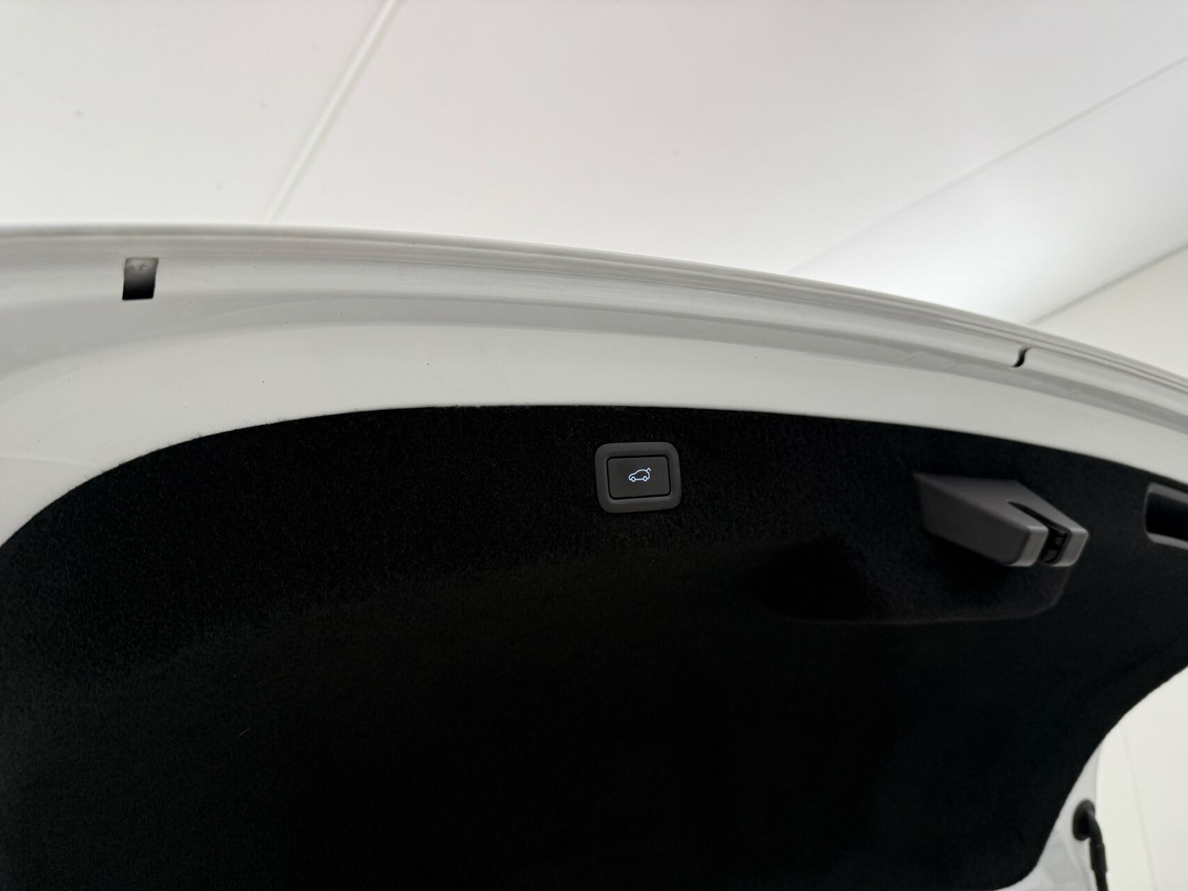 Hvid Xpeng P7 fra 2023