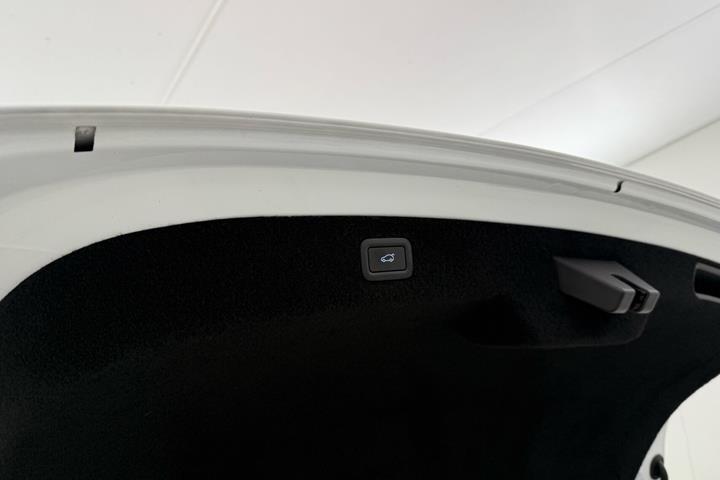 Hvid Xpeng P7 fra 2023