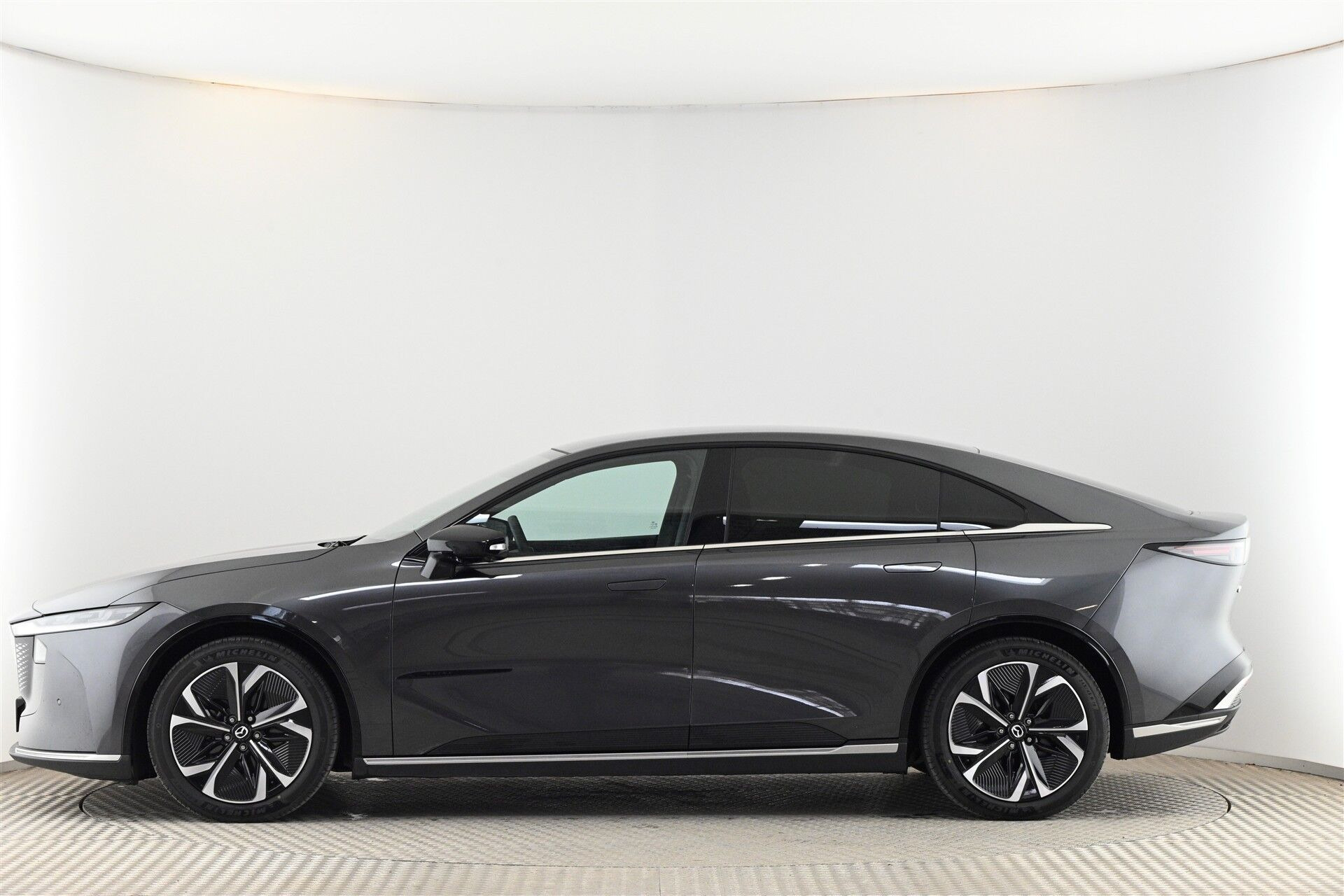 Grå Mazda 6e fra 2026