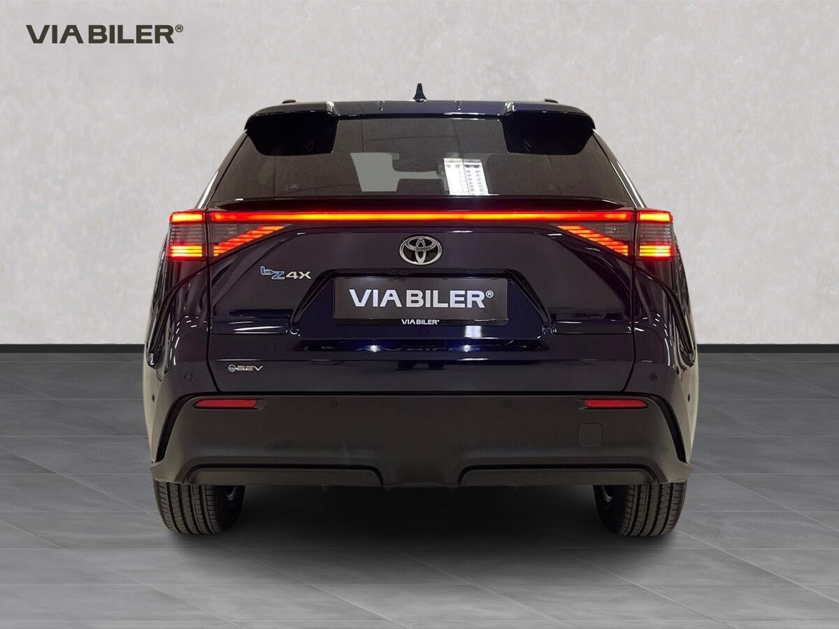 Blå Toyota BZ4X fra 2026