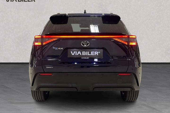 Blå Toyota BZ4X fra 2026