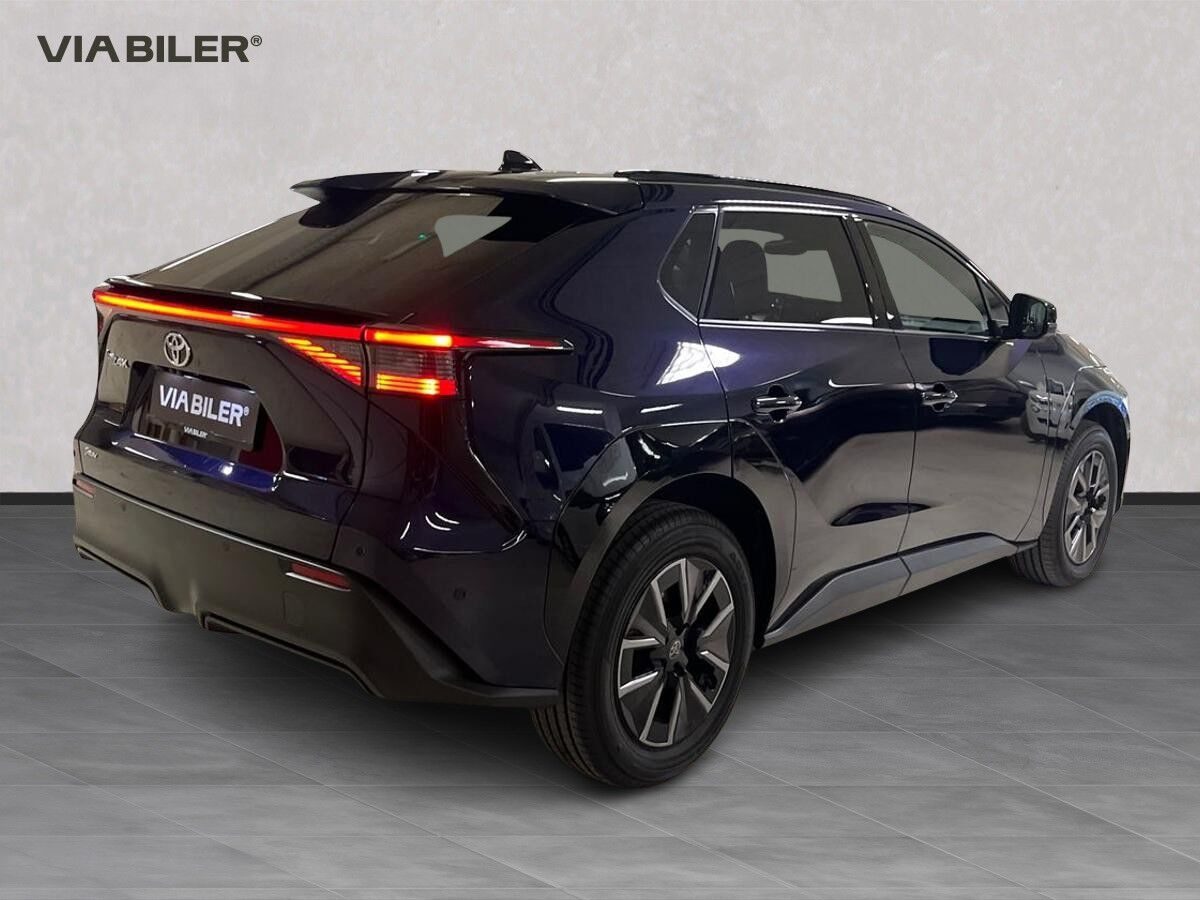 Blå Toyota BZ4X fra 2026