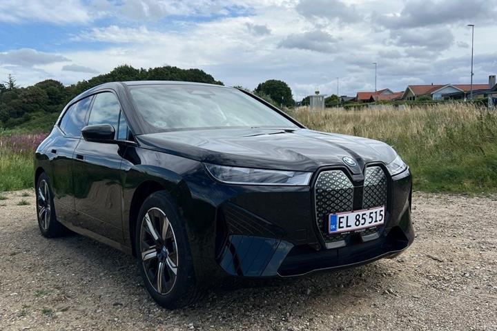 Sort BMW iX fra 2023