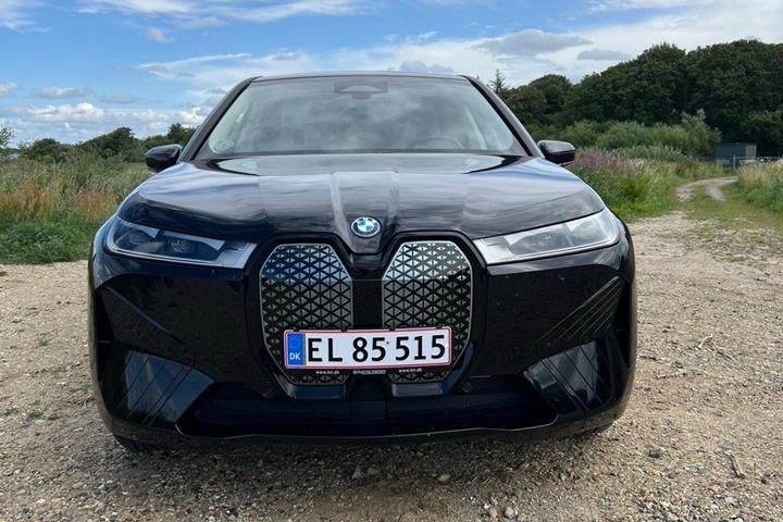 Sort BMW iX fra 2023