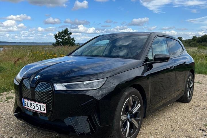 Sort BMW iX fra 2023