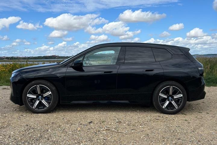 Sort BMW iX fra 2023