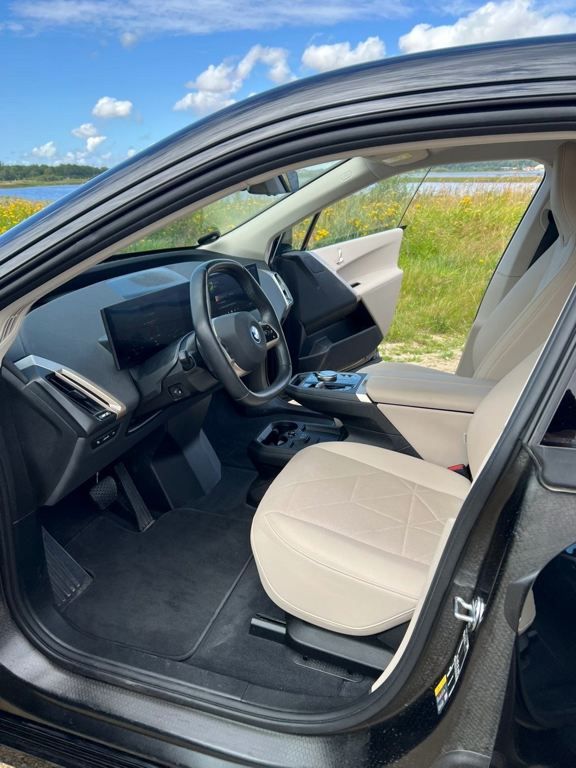 Sort BMW iX fra 2023