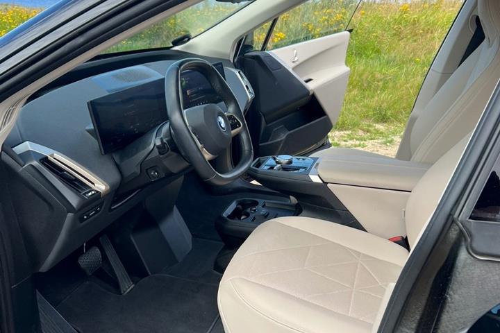 Sort BMW iX fra 2023