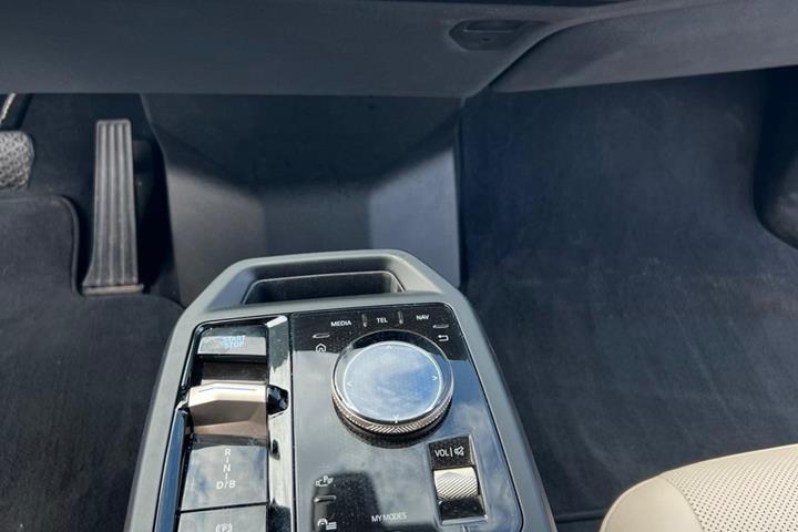 Sort BMW iX fra 2023