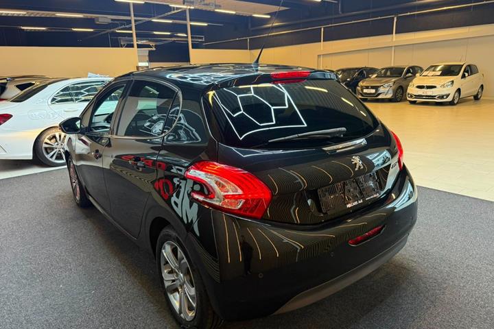 Sort Peugeot 208 fra 2015