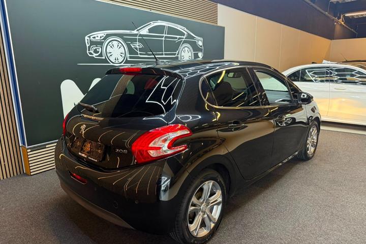 Sort Peugeot 208 fra 2015