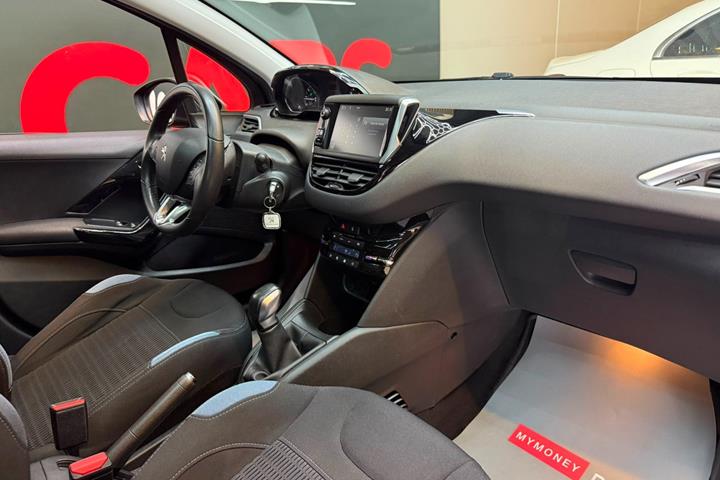 Sort Peugeot 208 fra 2015