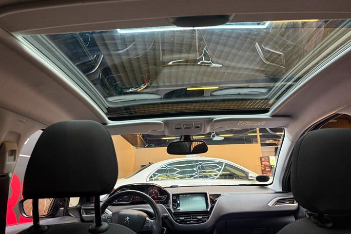 Sort Peugeot 208 fra 2015